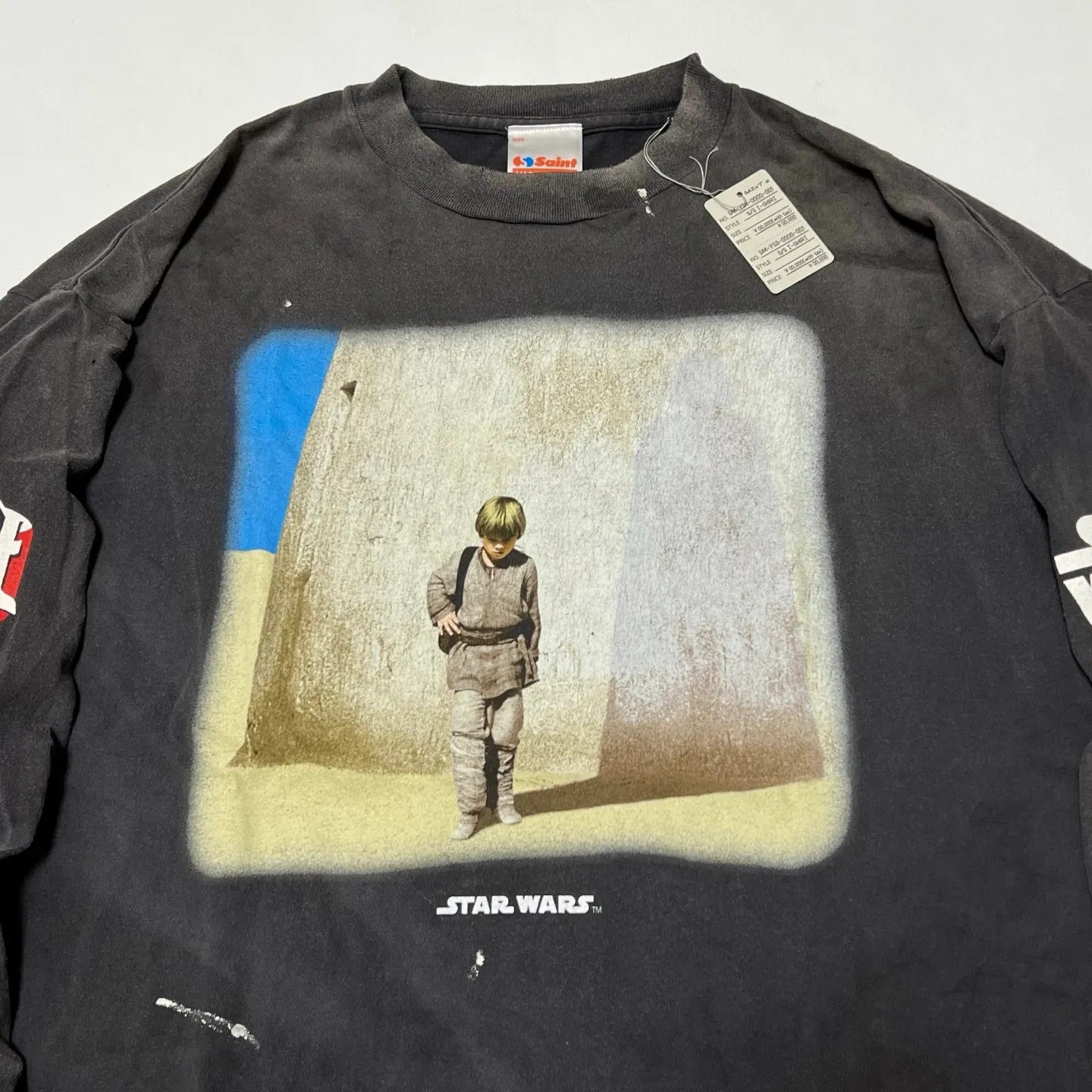 SAINT Mxxxxxx × STAR WARS SW_LS TEE /DARTHVADER/BLK Star Wars co-branded model Darth Vader/Anakin Skywalker distressed long sleeves washed black S-XL The print comes from "Anakin Skywalker" in "STAR WARS Episode I/The Phantom Menace" The impressive poster visual and the design of "Darth Vader" printed on the back The entire garment is hand-processed with dirt, washed with water, and printed with a distressed feel, which perfectly interprets the artistic specialty of NEW VINTAGE. In addition, the original co-branded main mark/wash mark/little angel anti-counterfeiting mark can be customized. It can be said that every detail of ZP is perfectly reproduced.
